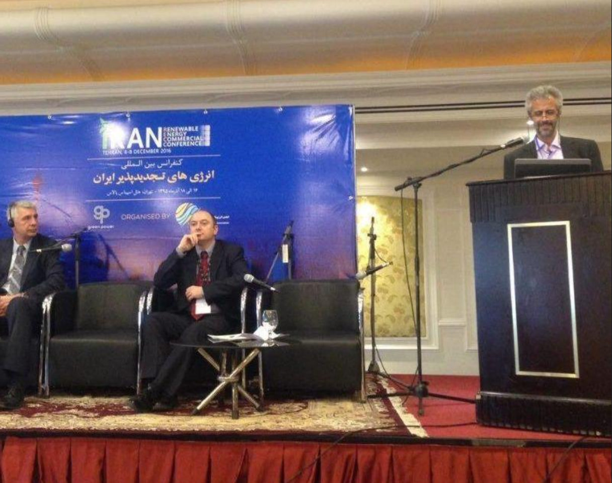 مجید شهرستانی هنگام سخنرانی پشت تریبون